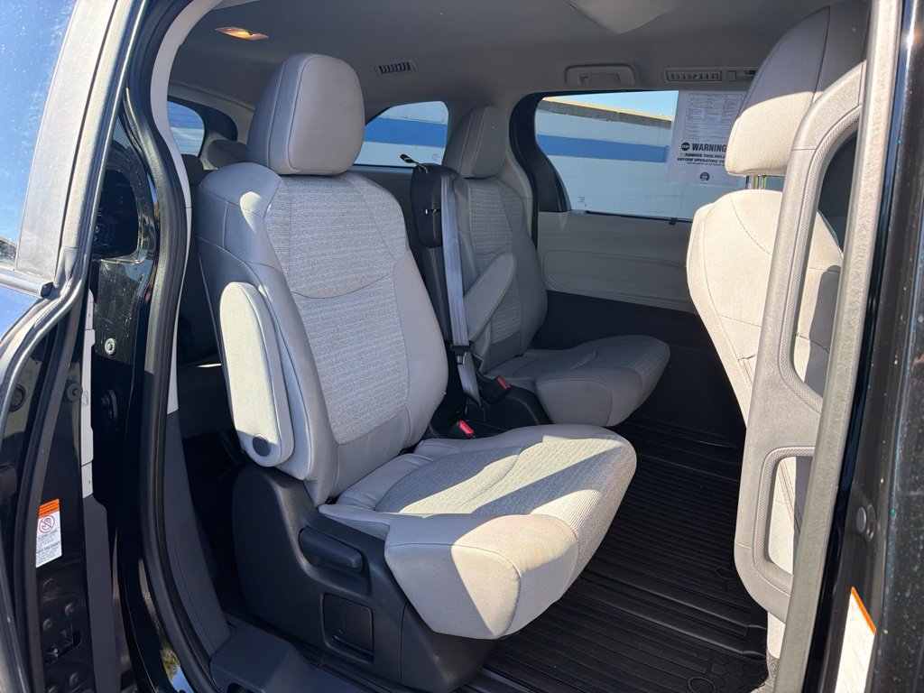 Used 2023 Toyota Sienna LE FWD image 22