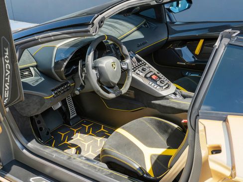 Used 2020 Lamborghini Aventador SVJ AWD/4WD image 14