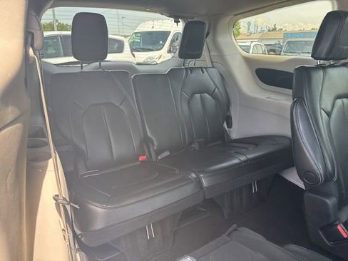 Used 2023 Chrysler Pacifica Touring-L FWD image 13