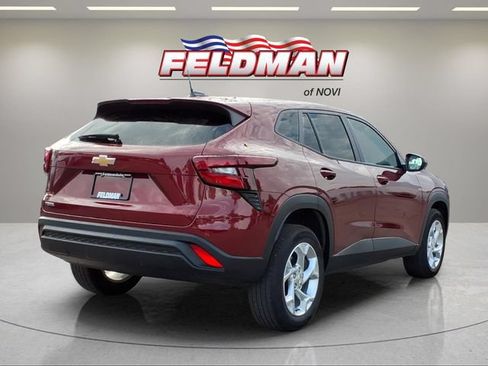Used 2024 Chevrolet Trax LS w/ LS Convenience Package FWD image 6