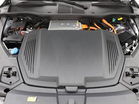 Used 2023 Audi e-tron Premium Plus w/ Premium Plus Package image 24