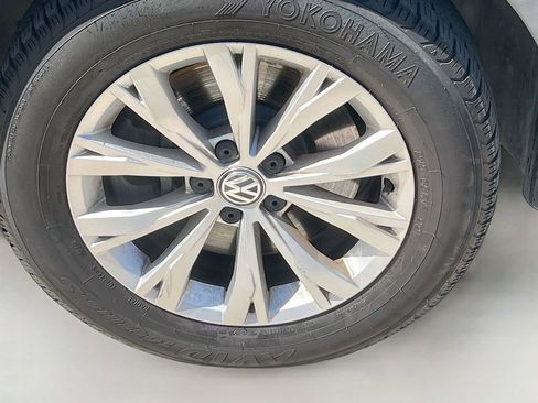 Used 2018 Volkswagen Tiguan S image 31