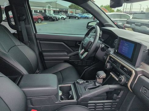 Used 2025 Toyota Tacoma SR5 AWD/4WD image 10