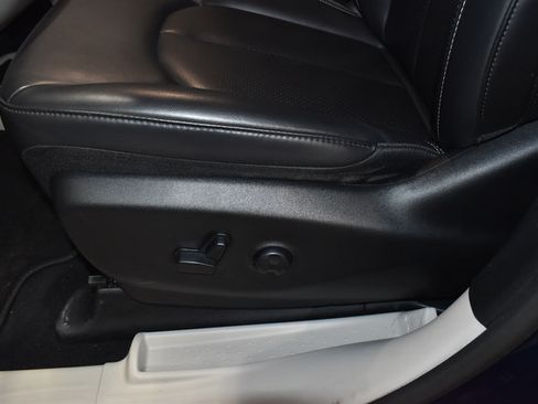 Used 2023 Chrysler Pacifica Touring-L FWD image 18