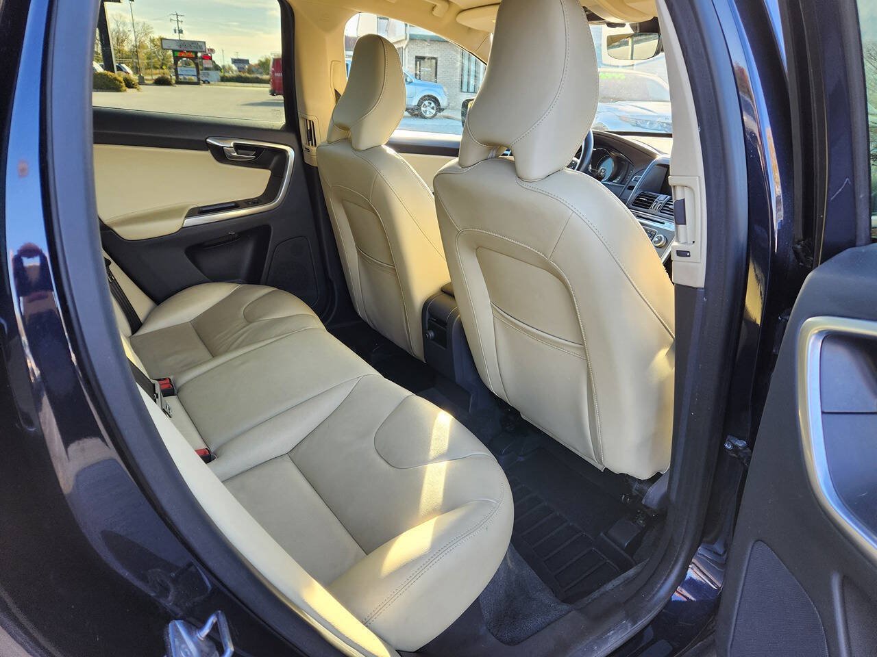 Used 2016 Volvo XC60 T5 Premier w/ Proximity Package FWD image 16