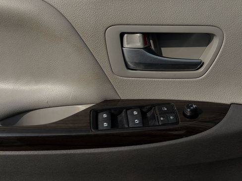 Used 2019 Toyota Sienna XLE w/ XLE Navigation Package FWD image 24