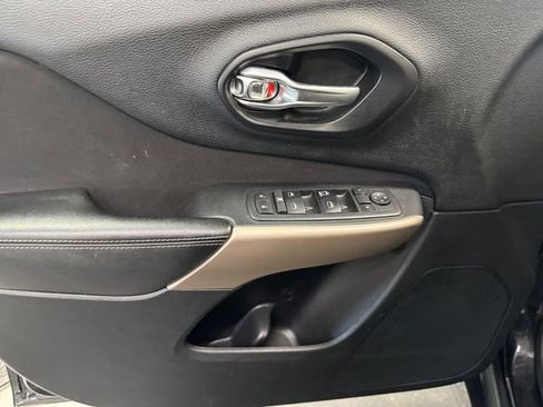 Used 2017 Jeep Cherokee Sport image 25