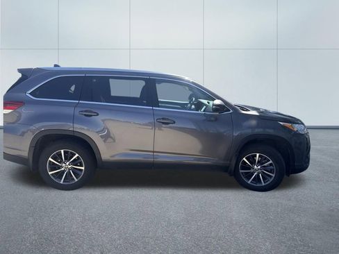 Used 2019 Toyota Highlander XLE AWD/4WD image 2