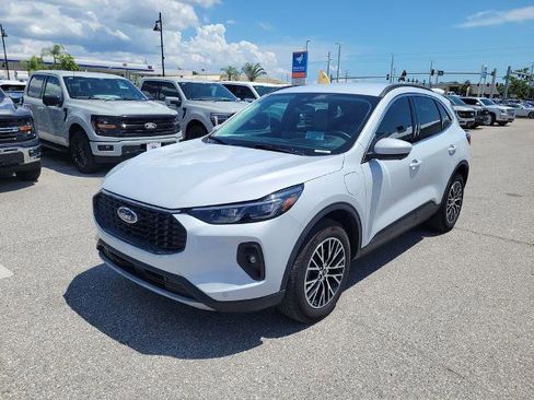 Certified 2025 Ford Escape SE w/ PHEV Premium Package FWD image 2