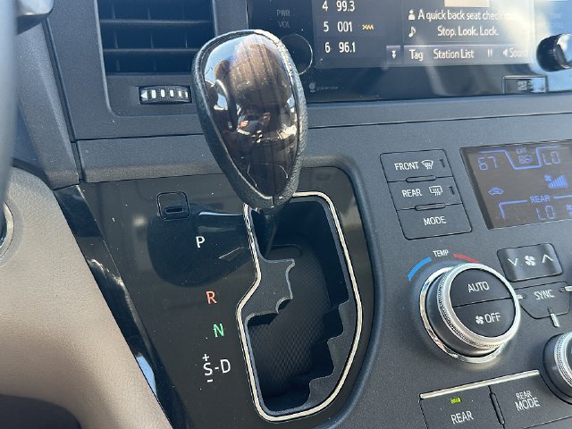 Used 2015 Toyota Sienna XLE Premium FWD image 36