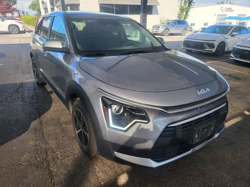 Used 2025 Kia Niro LX FWD image 2