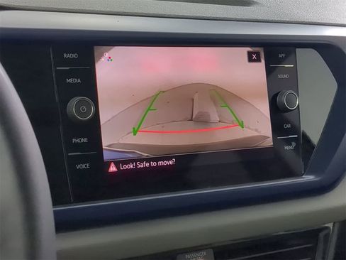 Used 2023 Volkswagen Taos SE w/ Panoramic Sunroof Package image 29