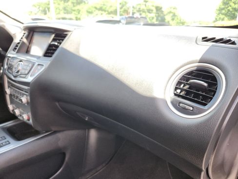 Used 2019 Nissan Pathfinder SL AWD/4WD image 17