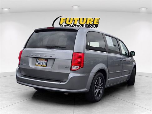 Used 2017 Dodge Grand Caravan SXT image 4
