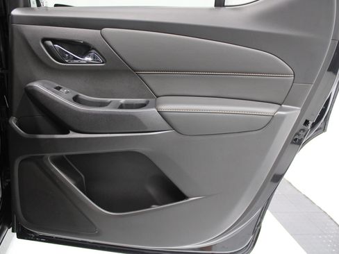 Used 2021 Chevrolet Traverse LT FWD image 23