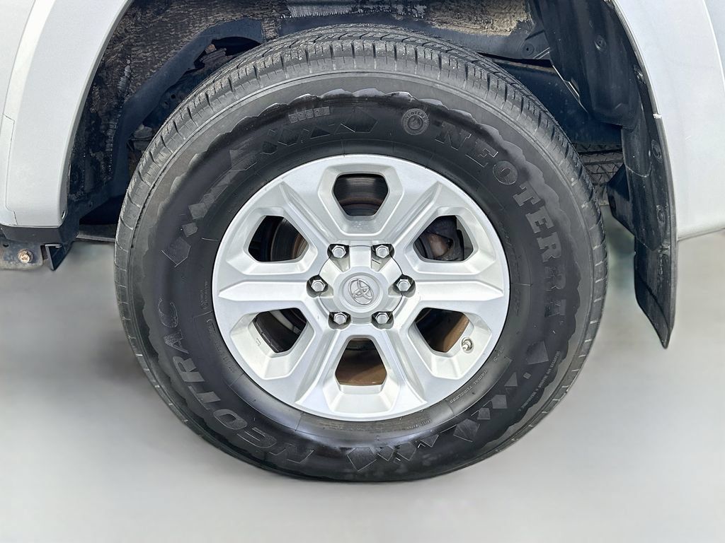 Used 2019 Toyota 4Runner SR5 AWD/4WD image 31