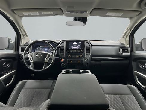 Used 2022 Nissan Titan SV image 11