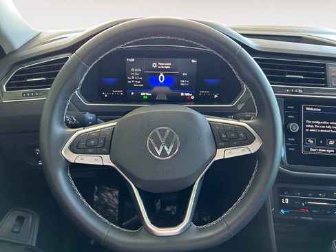 Used 2022 Volkswagen Tiguan SE FWD image 13