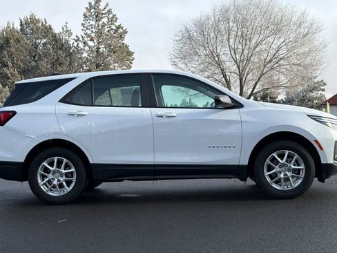 Used 2023 Chevrolet Equinox LS image 3
