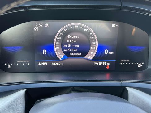 Used 2024 Volkswagen Taos SE AWD/4WD image 25
