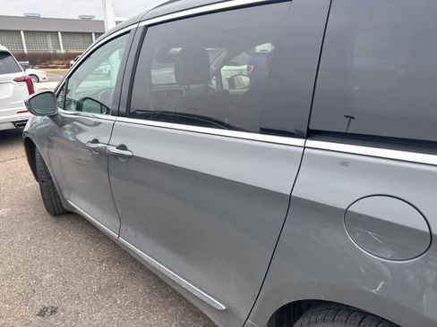Used 2020 Chrysler Pacifica Limited image 24