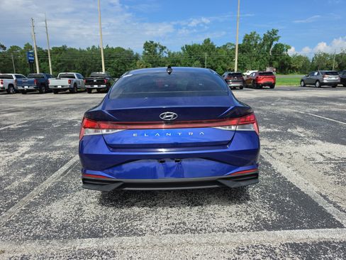 Used 2021 Hyundai Elantra SEL w/ Convenience Package FWD image 4