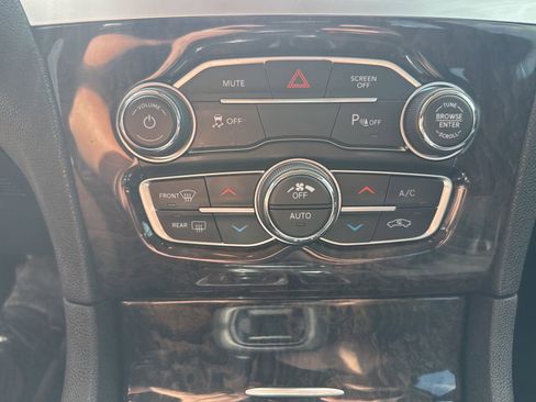 Used 2022 Chrysler 300 Touring L w/ Comfort Group RWD image 18