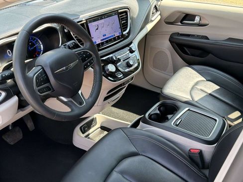 Used 2024 Chrysler Pacifica Touring-L FWD image 4