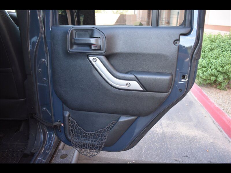 Used 2017 Jeep Wrangler Unlimited Rubicon w/ Connectivity Group AWD/4WD image 27