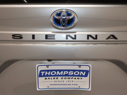 Used 2025 Toyota Sienna XLE image 35