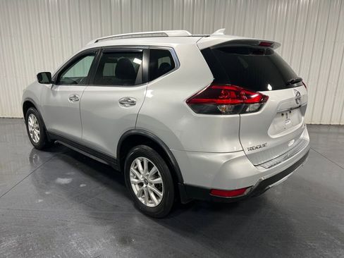 Used 2018 Nissan Rogue SV image 3