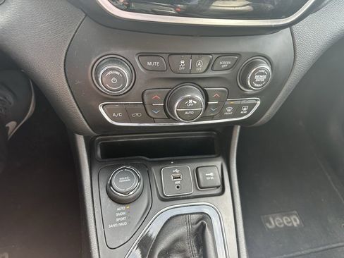 Used 2019 Jeep Cherokee Limited image 15