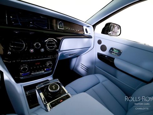 New 2027 Rolls-Royce Phantom Sedan RWD image 16