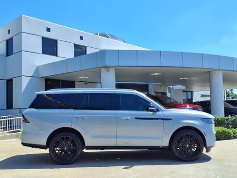 Certified 2025 Lincoln Navigator Black Label AWD/4WD image 22