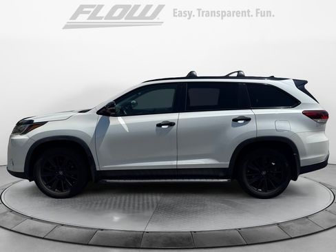Used 2019 Toyota Highlander SE w/ Nightshade Edition AWD/4WD image 4