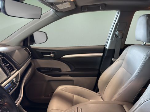 Used 2019 Toyota Highlander XLE AWD/4WD image 13
