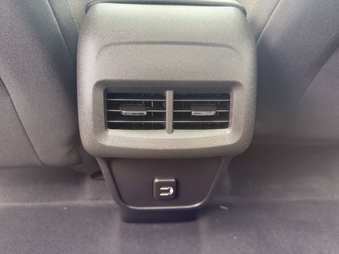 Used 2023 Chevrolet Equinox LT image 32