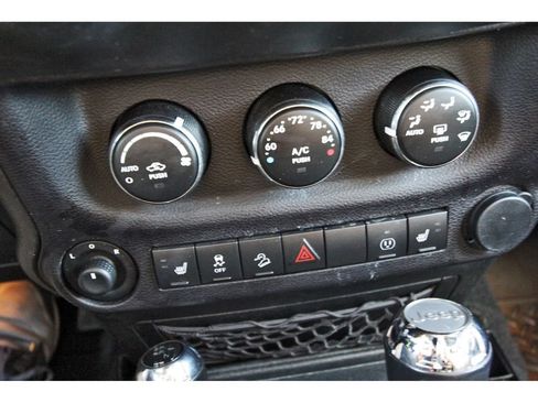Used 2017 Jeep Wrangler Unlimited Rubicon w/ Connectivity Group AWD/4WD image 28