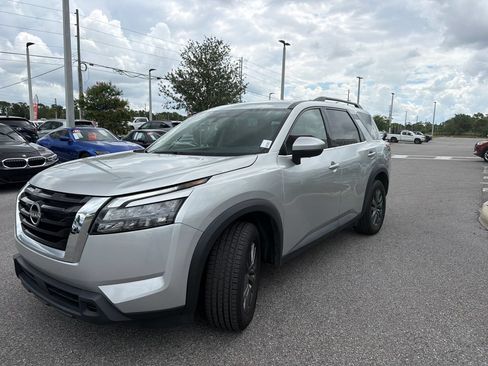 Used 2024 Nissan Pathfinder SV FWD image 3