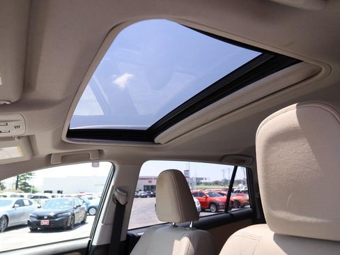Used 2015 Toyota RAV4 XLE w/ Four Season Floor Mat Package AWD/4WD image 9