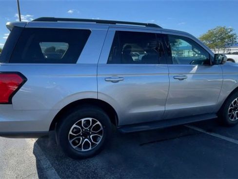 Used 2022 Ford Expedition XLT image 2