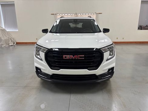 Used 2023 GMC Terrain SLT w/ Tech Package FWD image 3