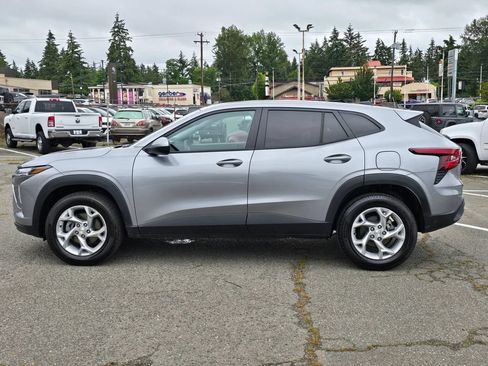 Used 2024 Chevrolet Trax LS w/ LS Convenience Package FWD image 4