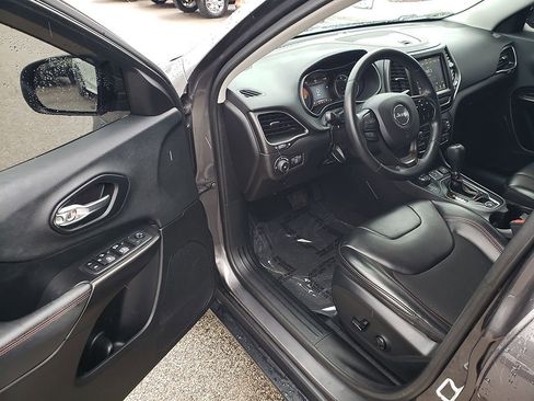 Used 2019 Jeep Cherokee Trailhawk image 9