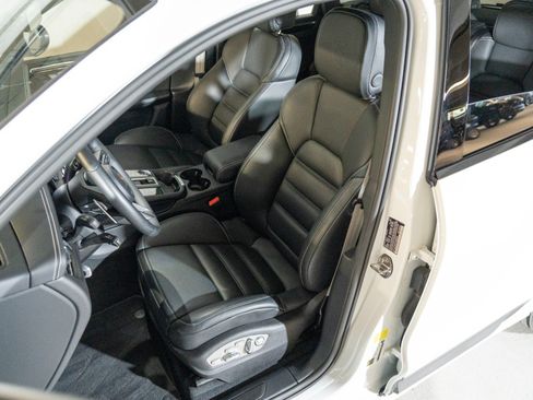 Certified 2026 Porsche Macan Turbo AWD/4WD image 5