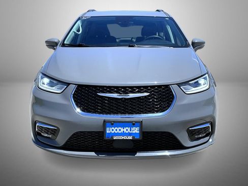 Used 2022 Chrysler Pacifica Touring-L FWD image 2
