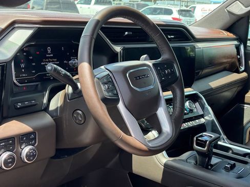 Used 2024 GMC Sierra 1500 Denali w/ Technology Package AWD/4WD image 8