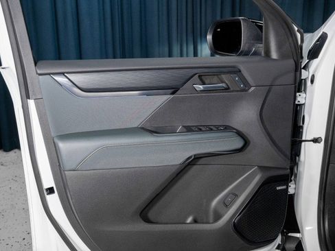 Used 2024 GMC Acadia AT4 w/ Luxury Package image 13