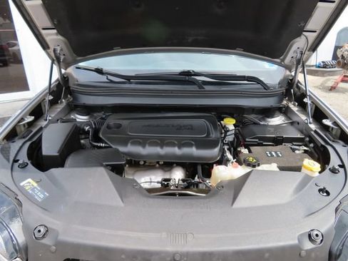 Used 2019 Jeep Cherokee Latitude Plus AWD/4WD image 28
