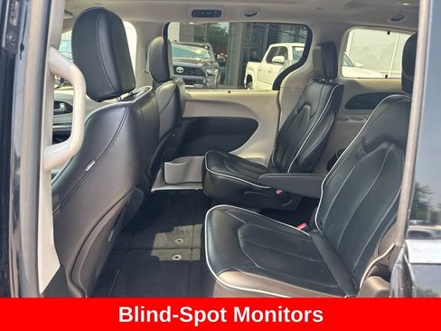 Used 2023 Chrysler Pacifica Limited FWD image 14
